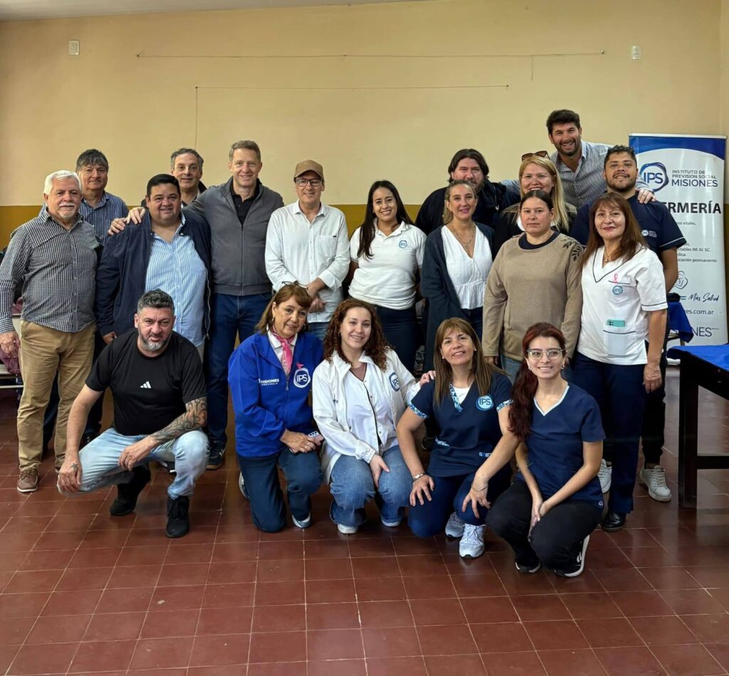 Profesionales de salud del operativo IPS – PAS Interior atendiendo a vecinos y estudiantes en la Escuela N.º 621 de Cerro Corá.