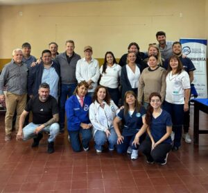 Profesionales de salud del operativo IPS – PAS Interior atendiendo a vecinos y estudiantes en la Escuela N.º 621 de Cerro Corá.