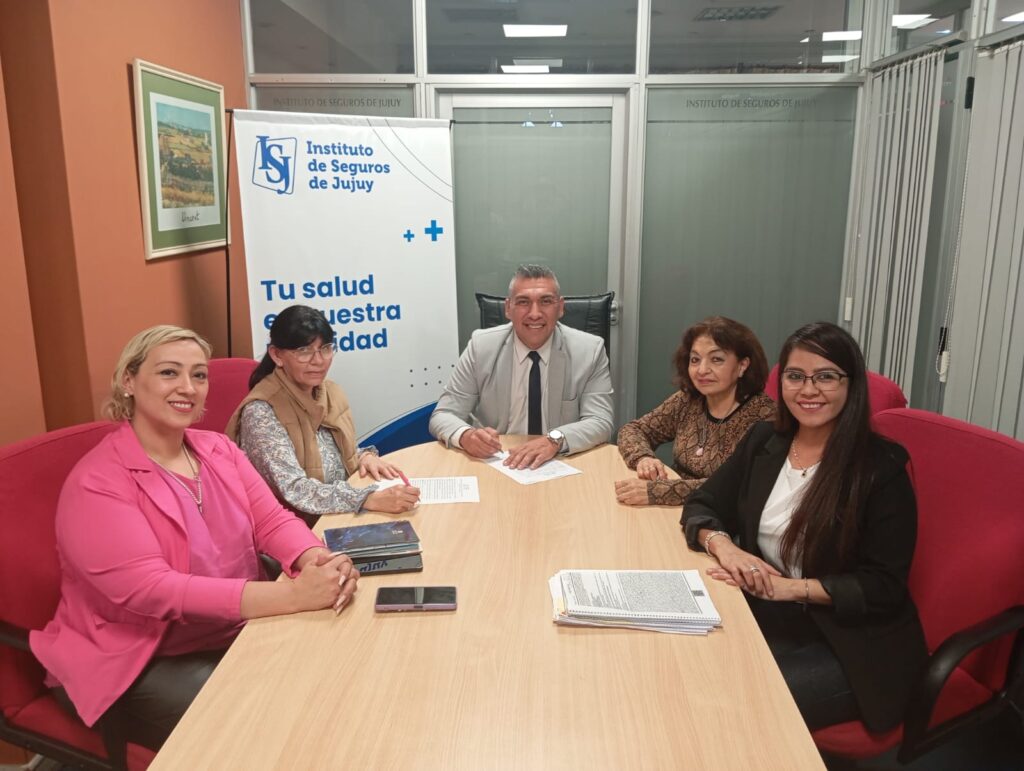 Afiliados del ISJ presentando su credencial en ventanilla de la empresa Evelia S.A. para acceder a descuentos en pasajes al interior de Jujuy.